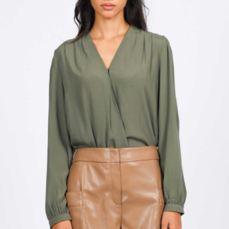 Chemise kaki femme col V croisé fluide en viscose – Élégante mi-saison